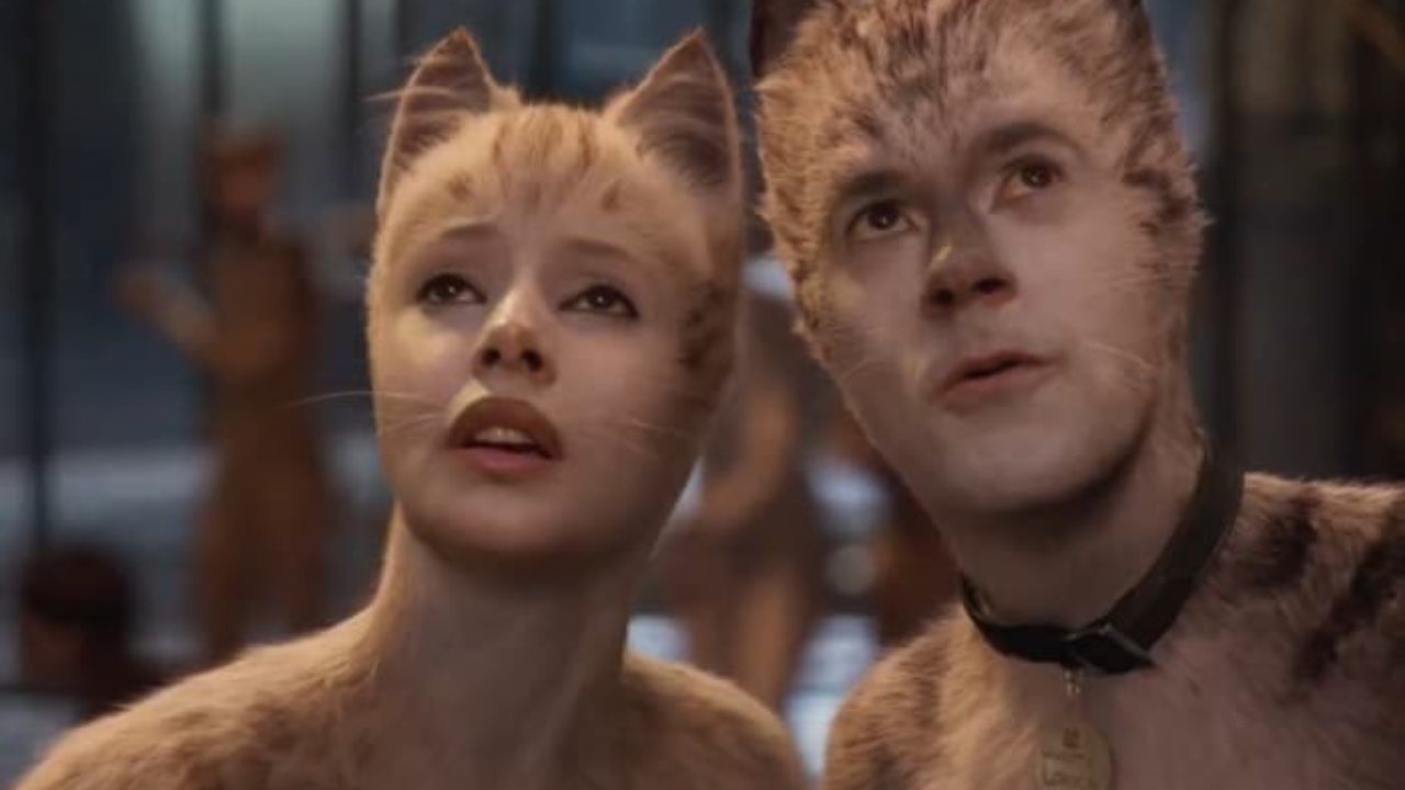 Dua tokoh film Cats dengan kostum mirip kucing.